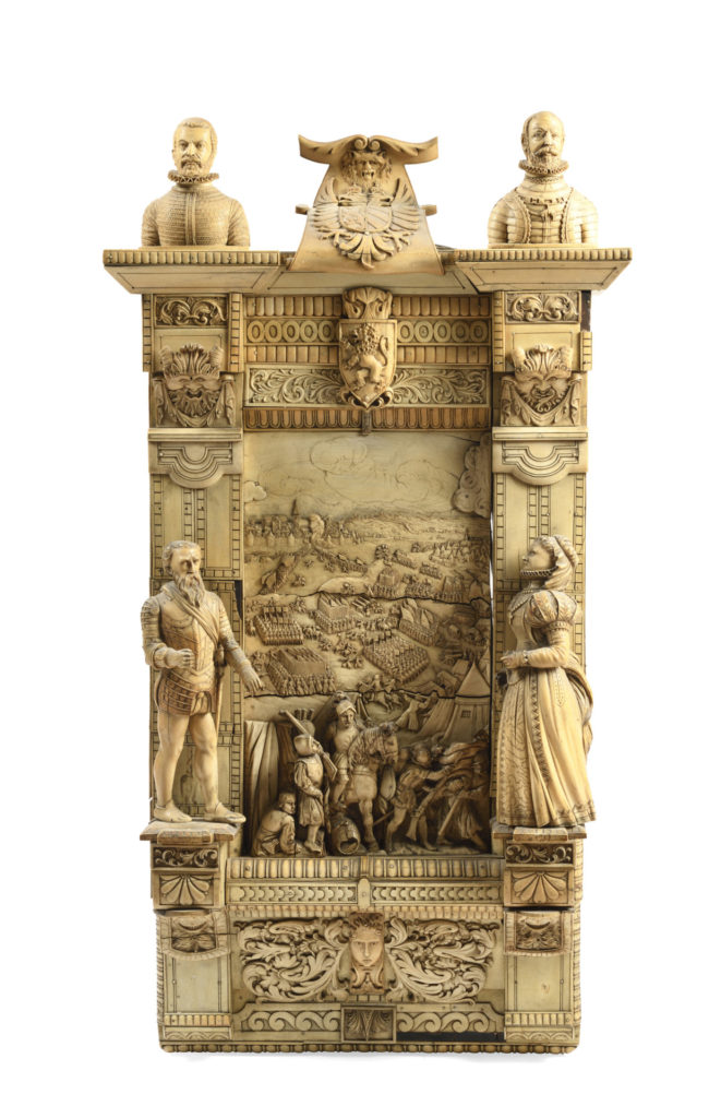 Important haut-relief en ivoire sculpté, travail français XIXe dans le goût de la Renaissance.