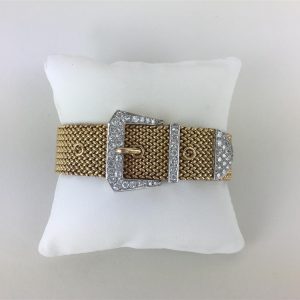 Bracelet souple en or jaune 18K, à décor de boucle de ceinture ornée de 55 petits diamants de taille brillant.