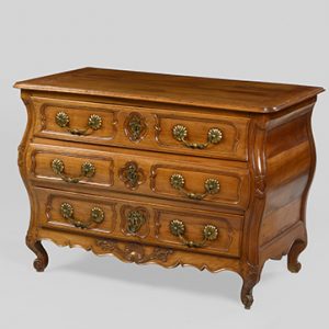 Commode moulurée sculptée XVIIIe