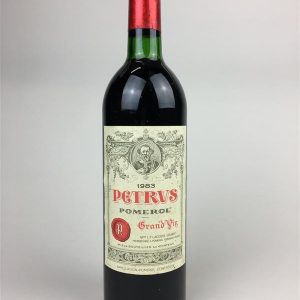 1 355 €; POMEROL. Petrus. 1983. 1 bt. (bas goulot).