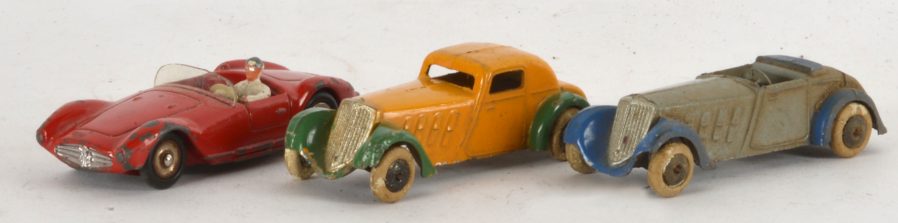 Adjugé 943€ le 07/03/2018. Dinky Toys, lot de 3 : Maserati rouge... deux autos (circa 1934)