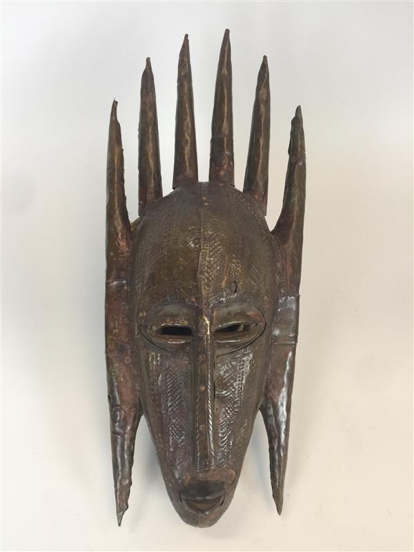 Masque peigne à six dents recouvert de plaques de cuivre cloutées, Marka/Bambara, Mali.