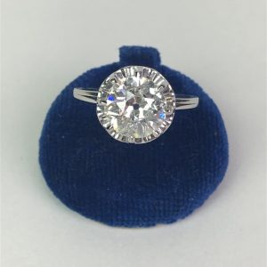 Bague en platine 850 millièmes et or gris 18K, sertie d'un diamant solitaire de forme ronde et de taille ancienne d'environ 2.30 cts,