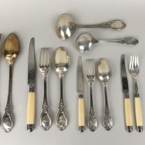 Adjugé 1936 € (frais compris). Maison Jules PIAULT à Paris. Importante ménagère en argent, modèle à fleurs et feuillages, les spatules de forme chantournée chiffrées CJ...