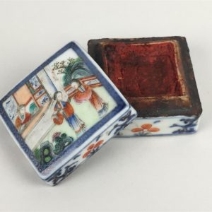 CHINE, XIXe. Petite boite à encrer en porcelaine