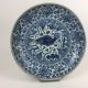 Adjugé 4100 €. CHINE, XVIe. Dynastie Ming. Grand plat circulaire en porcelaine.