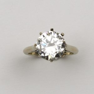 Adjugé 14100 €. Bague solitaire en or gris 18K centrée d'un diamant rond de taille brillant d'environ 3,46 cts.