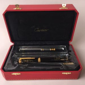 CARTIER. Stylo plume "Prestige" en métal doré et laqué noir à décor inspiré de la Chine, la plume en or jaune 18K,