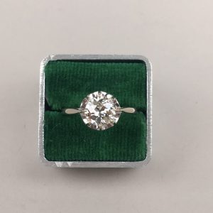 Bague solitaire en platine centrée d'un diamant rond de taille brillant d'environ 1,50 carat. (...)