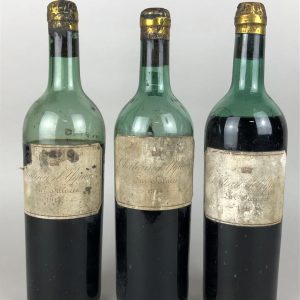 SAUTERNES. 1er CCS. Chateau d'Yquem. 1914. 3 bt. (1 basse épaule, 2 vidanges, étiquettes sales et abimées, capsules oxydées).