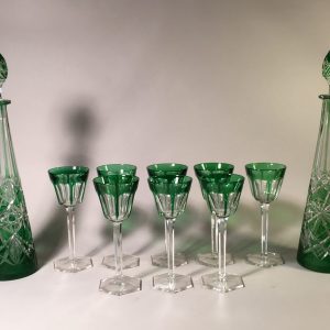 Partie de service en cristal taillé et coloré vert comprenant deux carafes et huit verres à vin du Rhin.
