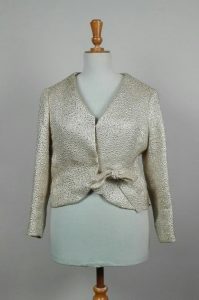 CHRISTIAN DIOR BOUTIQUE, PARIS. Veste à manches 3/4 et encolure en V en lamé or et argent. Taille estimée : 38. Vers 1980.