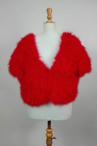 SONIA RYKIEL, PARIS. Top à manches courtes et encolure en V en plumes de marabout rouge, fermant devant par des boutons pression. Taille notée : M.