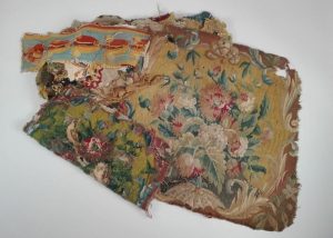 Nombreux morceaux d'ouvrages de diverses époques. Provenance : Fond d'un atelier de restauration de tapis et tapisseries.