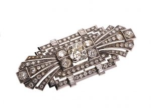 Lot 98 : Broche ovale en platine